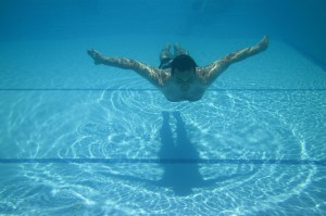 man-swimming-in-pool-871278587620eIzC